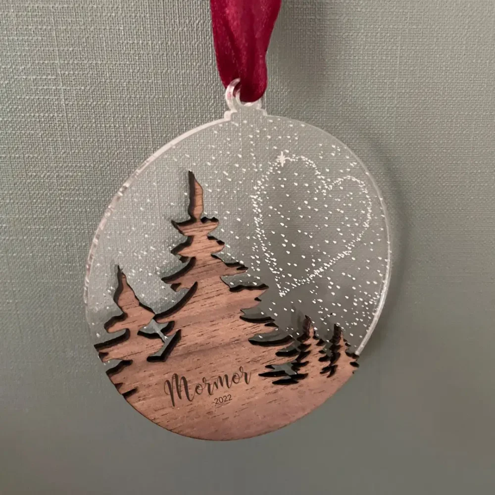 Bevar de gode minder om en mistet og hav dem med i højtiden. Med denne julekugle kan du have dine kære, som ikke er her længere, med i juletiden.
