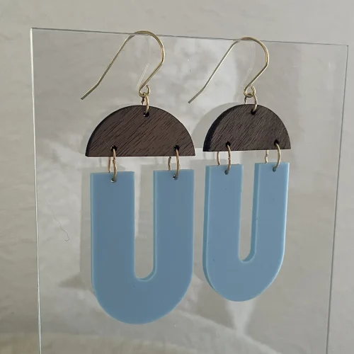 U Grande, forgyldt, med valnød og acryl